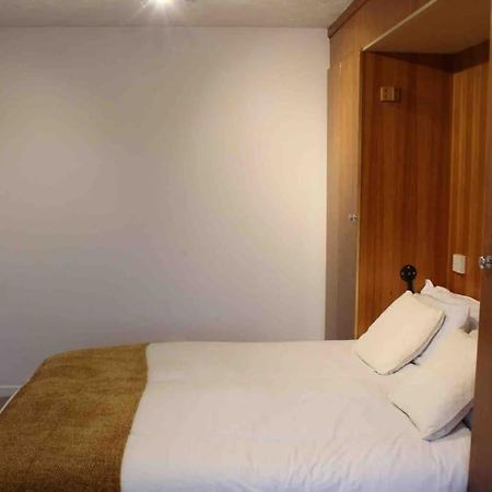 Modern Studio Apartment With Parking Chatham  Zewnętrze zdjęcie