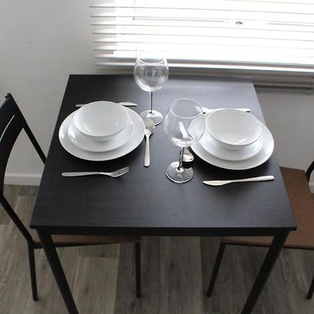 Modern Studio Apartment With Parking Chatham  Zewnętrze zdjęcie