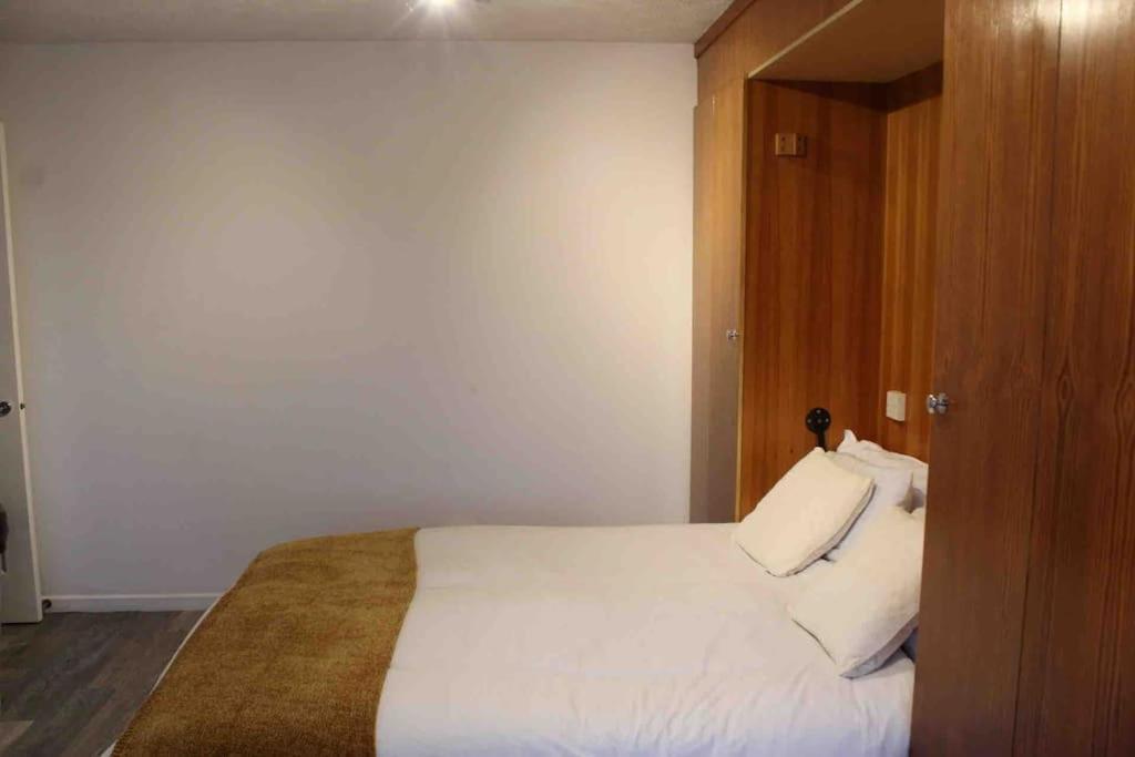Modern Studio Apartment With Parking Chatham  Zewnętrze zdjęcie